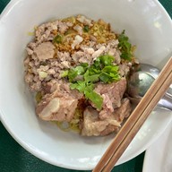 บ้านข้าวมันส้มตำ ตรงข้ามทะเลสาบ 2 (สัมมากร)