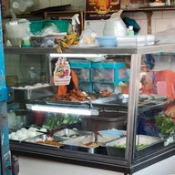 ข้าวแกงสามภาค คุณต้อย