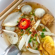 เมนูของร้าน ก๋วยเตี๋ยวลูกชิ้นปลาเฮียเซ้ง(ปุ๊ย) เจ้าเก่าสะพานเหลือง