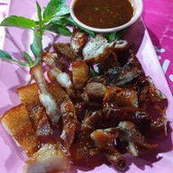 เมนูของร้าน หนุ่ย ลาบ หลู้