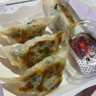 เกี๊ยวซ่าทอดน้ำ Pan-Fried Gyoza by Suesue gyoza – ซือซือเกี๊ยวซ่า เอเชียทีค เดอะ ริเวอร์ฟรอนท์
