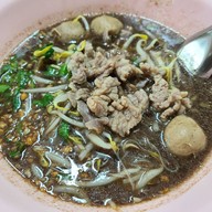 โกรวย ก๋วยเตี๋ยวเนื้อและหมู แยกบ้านดู่