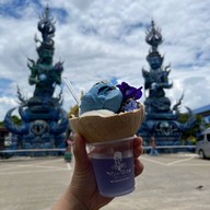 เมนูของร้าน ไอติมกะทิมะพร้าวอัญชัน หน้าวัดร่องเสือเต้น เชียงราย