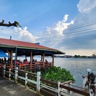 ร้านอาหารครูจุก ริมเจ้าพระยา