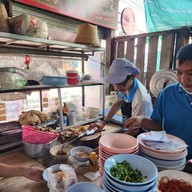บรรยากาศ ข้าวซอย ลุงประกิจกาดก้อม
