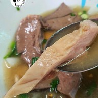 เมนูของร้าน ก๋วยจั๊บน้ำข้นเจ้าเก่าโคลิเซียม -