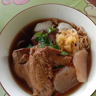 ก๋วยเตี๋ยวไก่ตุ๋นอบโอ่งมังกร ซ.น้องเปิ้ล