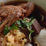 ก๋วยเตี๋ยวไก่ตุ๋นอบโอ่งมังกร ซ.น้องเปิ้ล