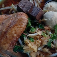 ก๋วยเตี๋ยวไก่ตุ๋นอบโอ่งมังกร ซ.น้องเปิ้ล