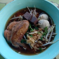 ก๋วยเตี๋ยวไก่ตุ๋นอบโอ่งมังกร ซ.น้องเปิ้ล