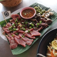 เมนูของร้าน ข้าวปุ้นซาว ข้าวปุ้นก้อย โคราช ขนมจีน อาหารตามสั่ง อาหารอิสาน ส้มตำ สาขาทางเข้าหมู่บ้านอาณาสรา บ้านเกาะ