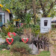 หน้าร้าน Tanya Cafe ร้านกาแฟนั่งชิวริมถนน304 ข้างร้านใบบัวแกงใต้