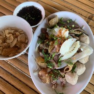 ร้านก๋วยเตี๋ยวเรือบ้านไผ่ พันเสด็จใน