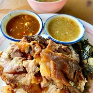 ข้าวมันไก่ศรีวัย ( ข้างโรงแรมสีหราช )