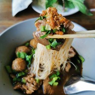 เมนูของร้าน ก๋วยเตี๋ยวเรือบ้านกลางกรุง