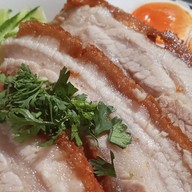 หมูกรอบตู้