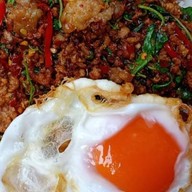 เจ๊เพรา หมูกรอบราชินี ( ยอดยอดขายหมูกรอบถึงตอนนี้ 452,320 กิโลกรัม )