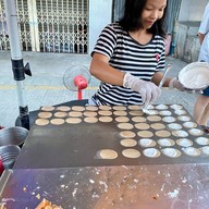 ขนมเบื้องสูตรโบราณเจ้าเก่าทางรถไฟ