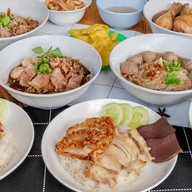 ก๋วยเตี๋ยวราชารสเยี่ยม ถนนสันติสุข