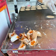 ขนมเบื้องสูตรโบราณเจ้าเก่าทางรถไฟ