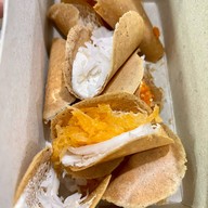 ขนมเบื้องสูตรโบราณเจ้าเก่าทางรถไฟ