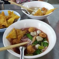 เมนูของร้าน ก๋วยเตี๋ยวลูกชิ้นแคระ เจ้าเก่าอุดมสุข