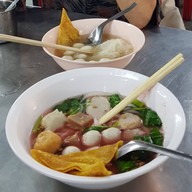 เมนูของร้าน ก๋วยเตี๋ยวลูกชิ้นแคระ เจ้าเก่าอุดมสุข