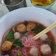 เมนูของร้าน ก๋วยเตี๋ยวลูกชิ้นแคระ เจ้าเก่าอุดมสุข