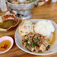 เมนูของร้าน ก๋วยเตี๋ยวเรือศรีสามพรานบางปลาbyนายตัส ถนนบางปลา