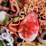 เมนูของร้าน ก๋วยเตี๋ยวหมึกไข่ ซอยหลังวัดต้นสน