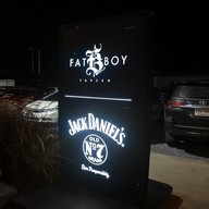บรรยากาศ FAT BOY Tavern
