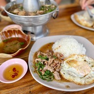 เมนูของร้าน ก๋วยเตี๋ยวเรือศรีสามพรานบางปลาbyนายตัส ถนนบางปลา