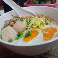 เมนู ข้าวมันไก่ ข้าวขาหมู  หมูตุ๋น เกาเหลาเลือดหมู  เงินล้าน สาขานครชัยศรี  (ท่ารถตู้วัดท่าตำหนัก) ท่าตำหนัก