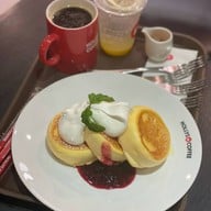 Hollys Coffee the street รัชดา