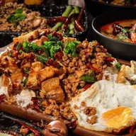 เจ๊เพรา หมูกรอบราชินี ( ยอดยอดขายหมูกรอบถึงตอนนี้ 452,320 กิโลกรัม )