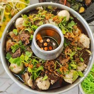 ครัวคุณต้อม เตี๋ยวตุ๋นหม้อไฟ