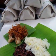 ข้าวเหนียวหมู by เจ๊ยู้