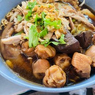 ก๋วยเตี๋ยวไก่ตุ๋น เจ้ปริม ตลาดสดลีลา