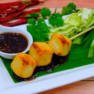 ทอดมันย่าง ลูกชิ้นปิ้งน้ำจิ้มรสเด็ดร้านแม่อร