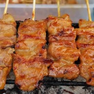 เฮียอ้วน หมูปิ้ง-ไก่ปิ้ง สูตรโบราณ เสนานิคม