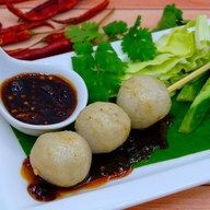 ทอดมันย่าง ลูกชิ้นปิ้งน้ำจิ้มรสเด็ดร้านแม่อร