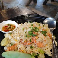 อาหารริมสวนนัดพบ