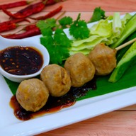 ทอดมันย่าง ลูกชิ้นปิ้งน้ำจิ้มรสเด็ดร้านแม่อร