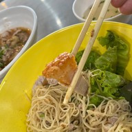 เหลานายไผ่ ข้าวหมูแดงหมูกรอบ ต้มเลือดหมู เกี๊ยวรสเด็ด -