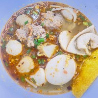 เมนูของร้าน ฮ้งลูกชิ้นปลาเยาวราช ข้าวหมูแดง บะหมี่เกี๊ยว