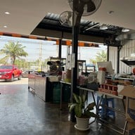 เหลานายไผ่ ข้าวหมูแดงหมูกรอบ ต้มเลือดหมู เกี๊ยวรสเด็ด -