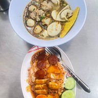 ฮ้งลูกชิ้นปลาเยาวราช ข้าวหมูแดง บะหมี่เกี๊ยว