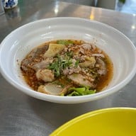 เหลานายไผ่ ข้าวหมูแดงหมูกรอบ ต้มเลือดหมู เกี๊ยวรสเด็ด -