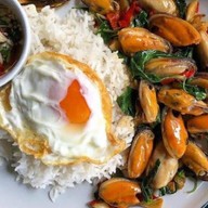 ข้าวปลาแกะ ตลาดเอราวัณ