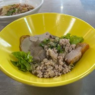 เหลานายไผ่ ข้าวหมูแดงหมูกรอบ ต้มเลือดหมู เกี๊ยวรสเด็ด -